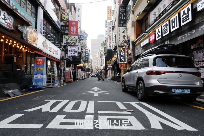 “세 명 쓰다 두 명 쓰다 이젠 혼자 합니다”…직원없는 식당, 6년새 30% 급증, 왜?