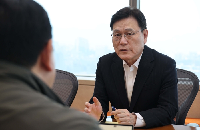 “트럼프 관세전쟁 속내는 약달러 만들기”…미국 의도 간파했다는 이 남자